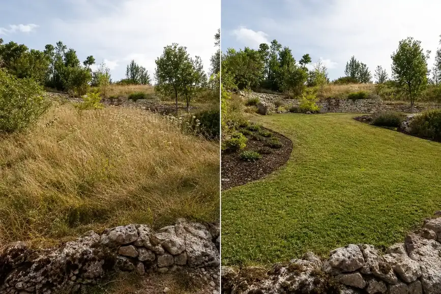 Vue avant et après d'une pelouse en pente du causse, à gauche des herbes hautes et jaunies, à droite un gazon tondu et des massifs désherbés, terrain caillouteux et muret de pierre sèche visibles.